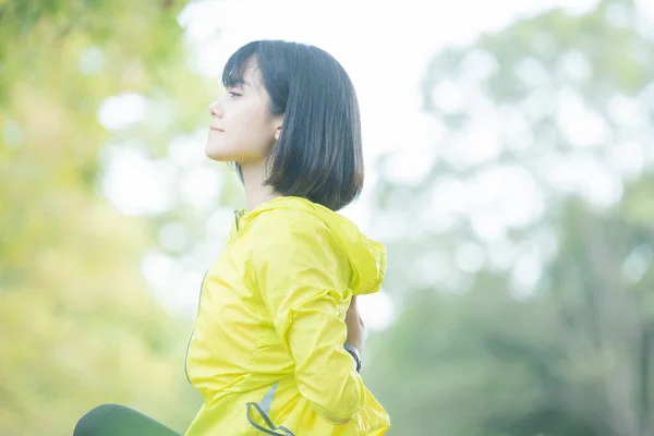 Asiatische Japanische Junge Frau Dehnt Sich Einem Park Voller Grün — Stockfoto