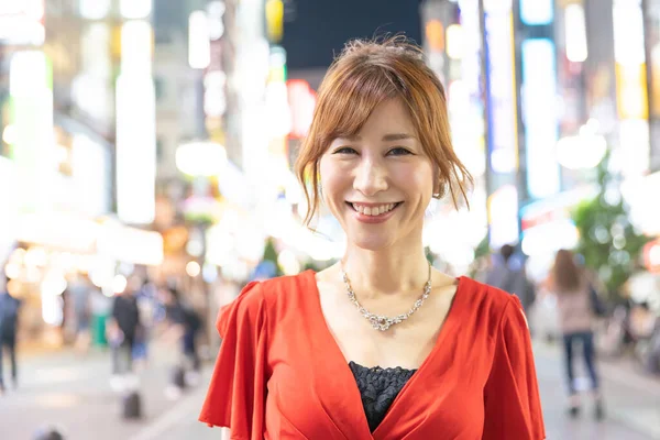 Gece Kulüplerinde Çalışan Asyalı Japon Bir Kadın — Stok fotoğraf