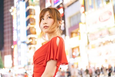 Gece kulüplerinde çalışan Asyalı (Japon) bir kadın.