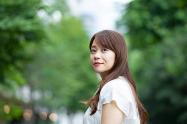 Asyalı iş kadınının açık hava portresi