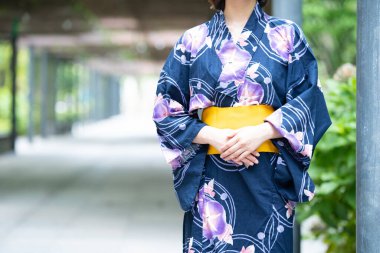 Asyalı (Japon) kadın şehre yukata giyerek gidiyor (Japon geleneksel kostümü))