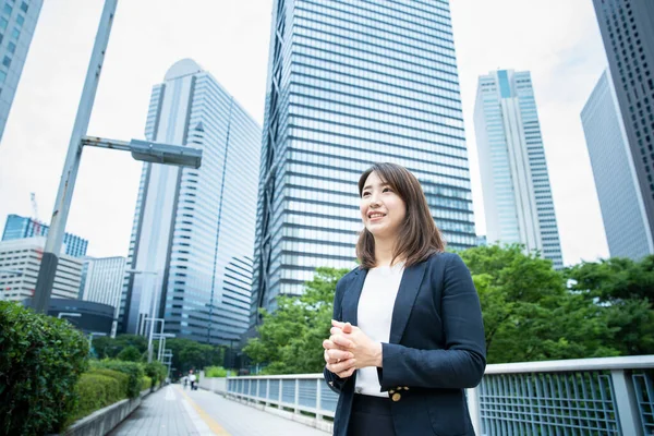 사무용 평상복을 상가로 통근하는 아시아 — 스톡 사진