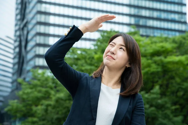 Asiatisk Affärskvinna Tittar Upp Mot Himlen Blockerar Solen Med Händerna — Stockfoto