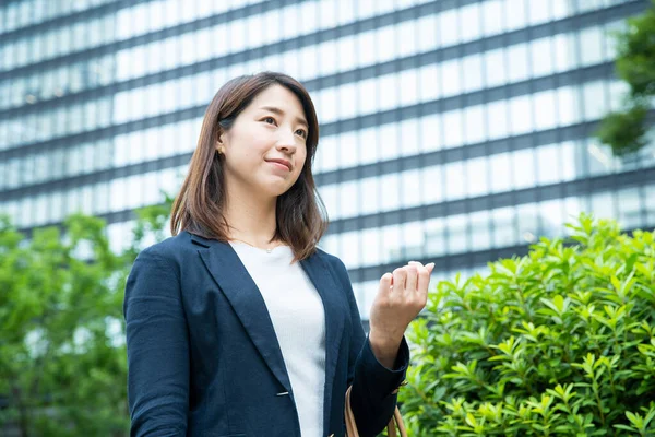 Aziatisch Zakenvrouw Pendelen Naar Zakendistrict Zakelijke Casual Kleding — Stockfoto