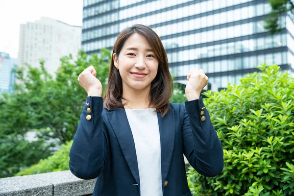 Asiática Japonesa Trabajadora Oficina Posando Fuertemente Con Ambas Manos —  Fotos de Stock