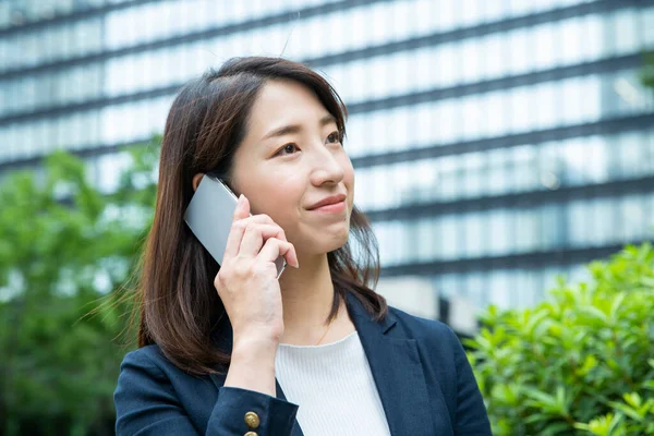 Asyalı Bir Kadını Açık Havada Akıllı Bir Telefonla Iletişim Kuruyor — Stok fotoğraf