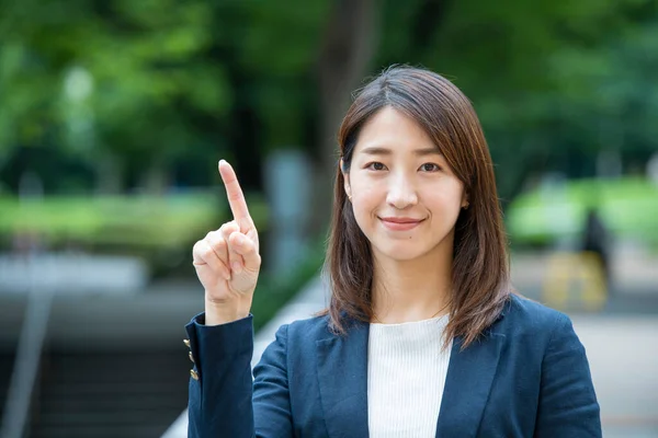 Asiatisk Affärskvinna Som Pekar Uppåt Med Pekfingret Affärsdistriktet — Stockfoto