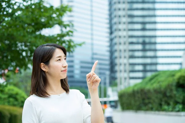Asiatisk Affärskvinna Som Pekar Uppåt Med Pekfingret Affärsdistriktet — Stockfoto