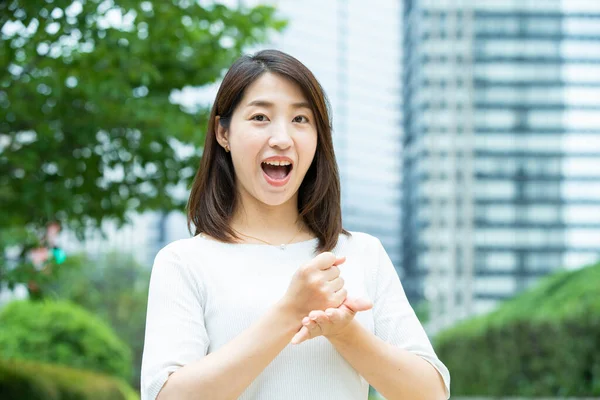 Junge Büroangestellte Asiatischer Japanischer Herkunft Posiert Für Inspiration Lösung — Stockfoto