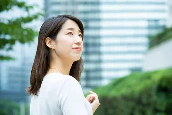 Asiatisk Affärskvinna Pendlar Till Affärsdistriktet Vardagskläder — Stockfoto