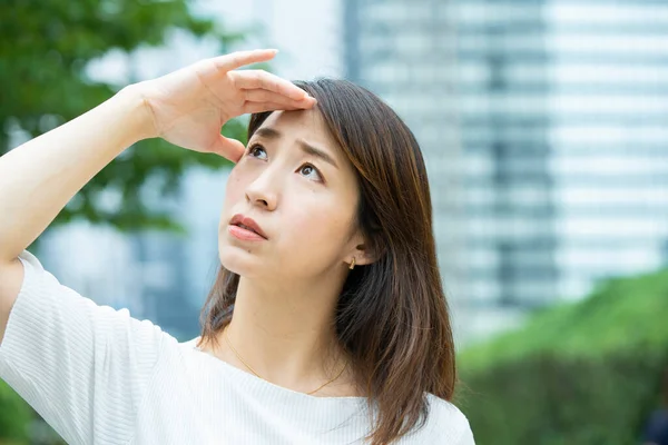 Asiatische Geschäftsfrau Blickt Den Himmel Und Blockiert Die Sonne Mit — Stockfoto