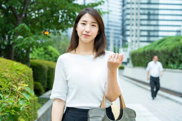 Asiatische Geschäftsfrau Pendelt Business Freizeitkleidung Ins Geschäftsviertel — Stockfoto