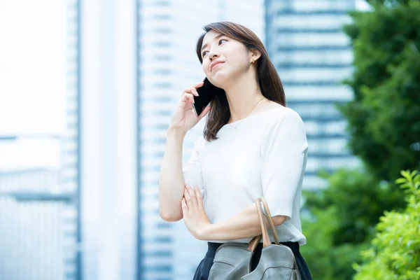 Asiatische Geschäftsfrau Ruft Mit Beunruhigtem Gesichtsausdruck Ein Smartphone — Stockfoto