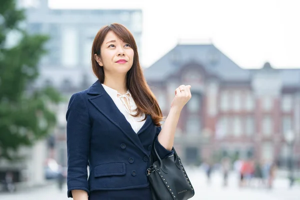 Utomhus Porträtt Asiatiska Affärskvinna — Stockfoto
