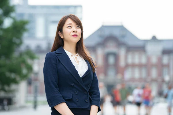 Outdoor Portret Van Aziatische Zakenvrouw — Stockfoto