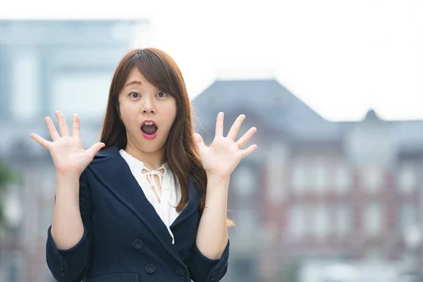 Asiatisk Affärskvinna Öppnar Handflata Och Visar Ett Överraskande Uttryck — Stockfoto