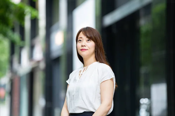 Outdoor Portret Van Aziatische Zakenvrouw — Stockfoto