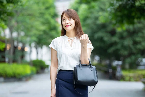 Außenporträt Einer Asiatischen Geschäftsfrau — Stockfoto