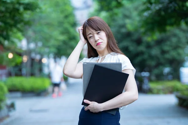 Asiatisk Affärsperson Som Lider Huvudvärk Grund Stress Verksamheten — Stockfoto