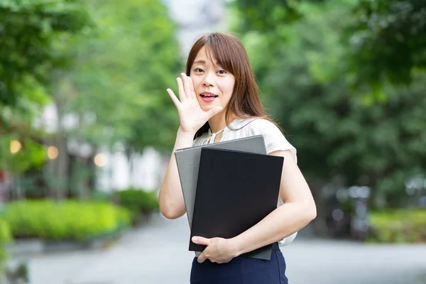 Asian Business Woman Attracting Attention Posing Her Hand Her Mouth — Stock Photo, Image