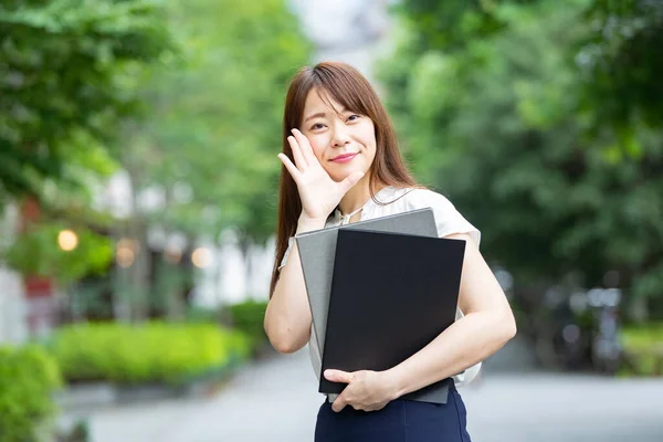 Asian Business Woman Attracting Attention Posing Her Hand Her Mouth — Stock Photo, Image