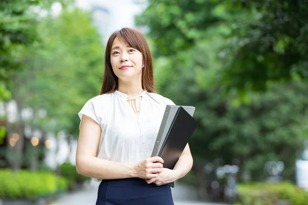 Outdoor Portrait Asian Businesswoman — Stock Photo, Image