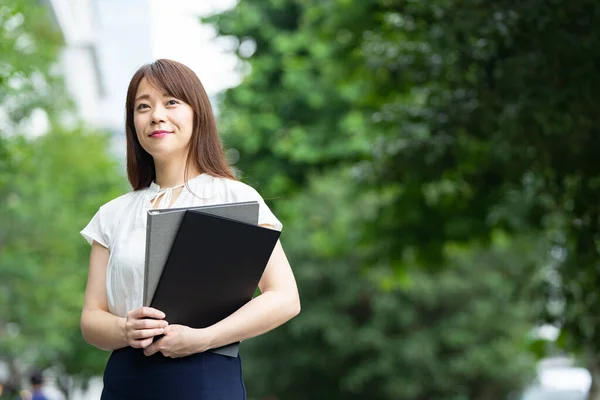 Outdoor Portrait Asian Businesswoman — Stock Photo, Image