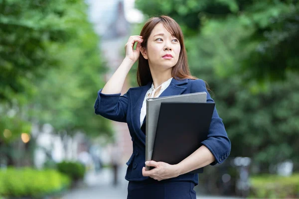 Außenporträt Einer Asiatischen Geschäftsfrau — Stockfoto