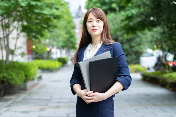 Outdoor Portrait Asian Businesswoman — Stock Photo, Image