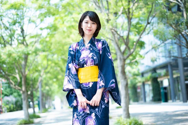 Asiática Japonesa Mujer Que Ciudad Con Yukata Traje Tradicional Japonés — Foto de Stock