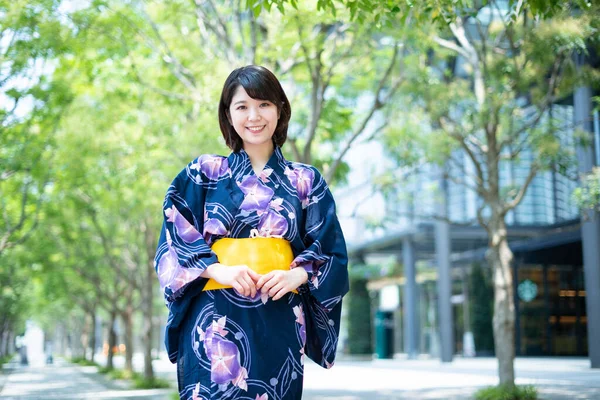 Asian Japanese Woman Going Town Wearing Yukata Japanese Traditional Costume — Stock Photo, Image