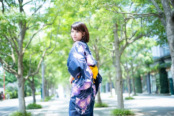 Asiático Japonês Mulher Indo Para Cidade Vestindo Yukata Traje Tradicional — Fotografia de Stock