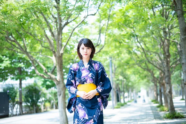 Asian Japanese Woman Going Town Wearing Yukata Japanese Traditional Costume — Stock Photo, Image