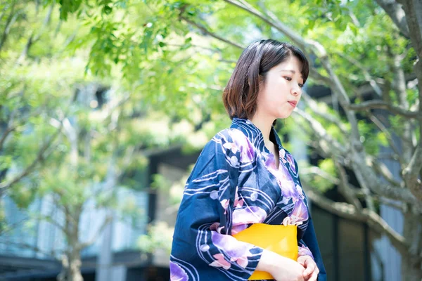 Asiatica Giapponese Donna Andando Città Indossando Una Yukata Costume Tradizionale — Foto Stock