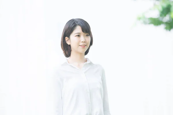 Asiática Joven Mujer Blanco Camisa Pie Aire Libre Día Soleado —  Fotos de Stock