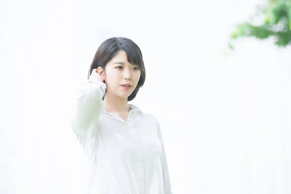 Asiática Joven Mujer Blanco Camisa Pie Aire Libre Día Soleado — Foto de Stock