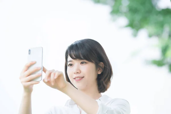 Mujer Asiática Usando Smartphone Tomando Fotos Usando Aplicaciones —  Fotos de Stock