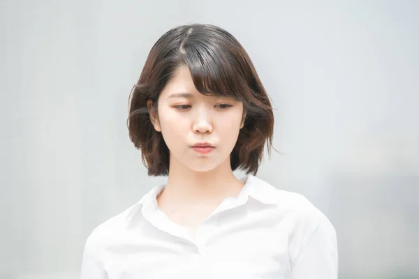 Asijská Japonská Mladá Žena Ustaraným Úzkostným Výrazem Venku — Stock fotografie