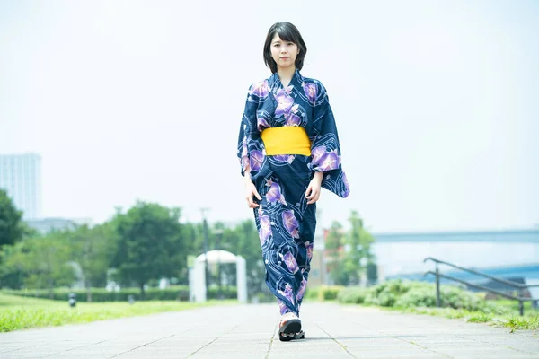 Asiática Japonesa Mujer Que Ciudad Con Yukata Traje Tradicional Japonés — Foto de Stock