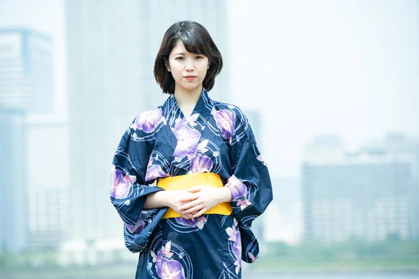 Aziatische Japanse Vrouw Gaat Naar Stad Een Yukata Japans Traditioneel — Stockfoto