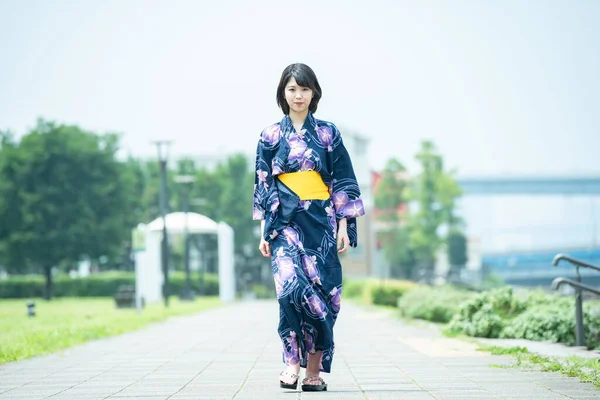 Asiatica Giapponese Donna Andando Città Indossando Una Yukata Costume Tradizionale — Foto Stock