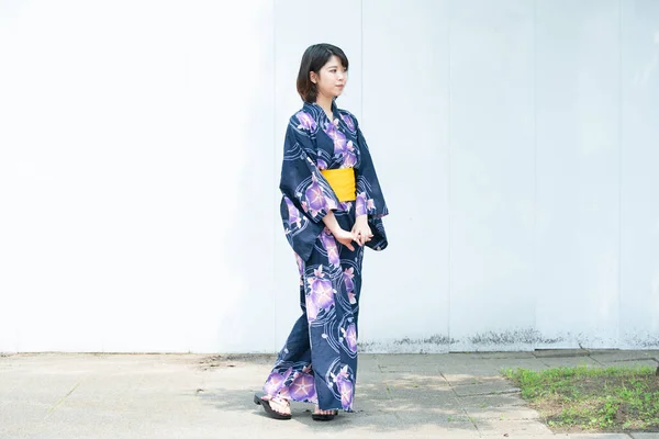 Asiática Japonesa Mujer Que Ciudad Con Yukata Traje Tradicional Japonés — Foto de Stock