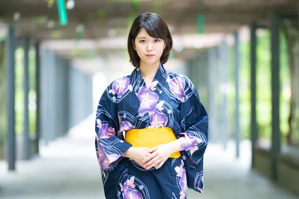 Azji Japoński Kobieta Idzie Miasta Yukata Japoński Tradycyjny Kostium — Zdjęcie stockowe