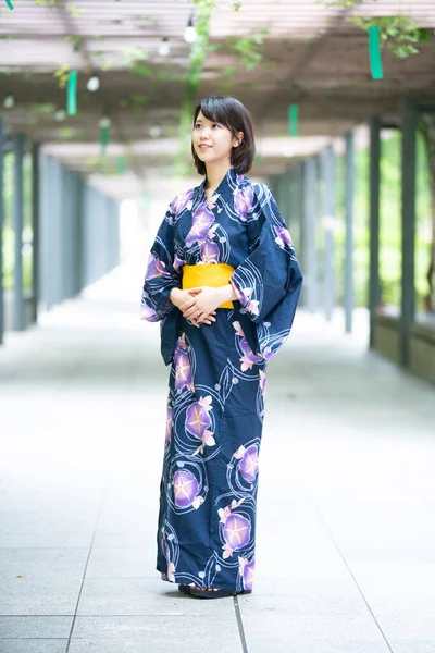 Asian Japanese Woman Going Town Wearing Yukata Japanese Traditional Costume — Stock Photo, Image