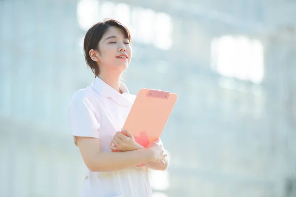 Portret Van Een Aziatische Japanse Verpleegster Met Een Glimlach Buitenshuis — Stockfoto