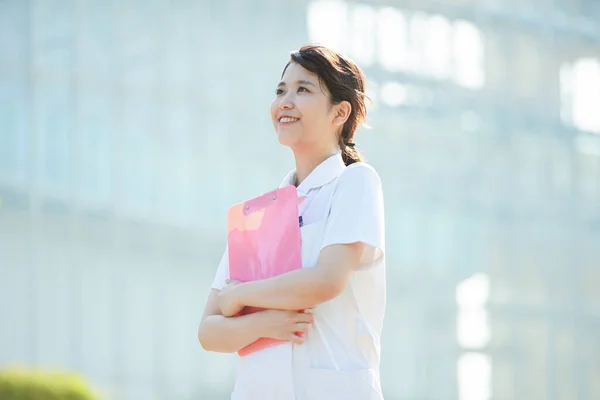 一名亚洲 女护士在户外笑的画像 — 图库照片