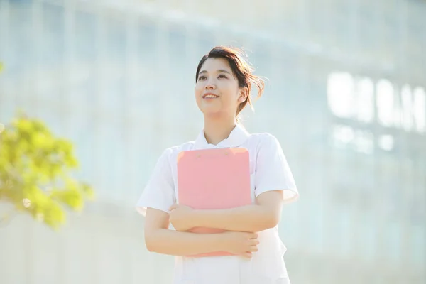 Potret Seorang Perawat Perempuan Asia Jepang Menunjukkan Senyuman Luar Ruangan — Stok Foto