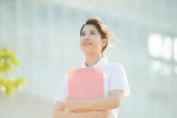 Portret Van Een Aziatische Japanse Verpleegster Met Een Glimlach Buitenshuis — Stockfoto