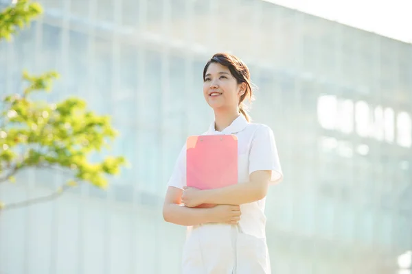 Portret Van Een Aziatische Japanse Verpleegster Met Een Glimlach Buitenshuis — Stockfoto