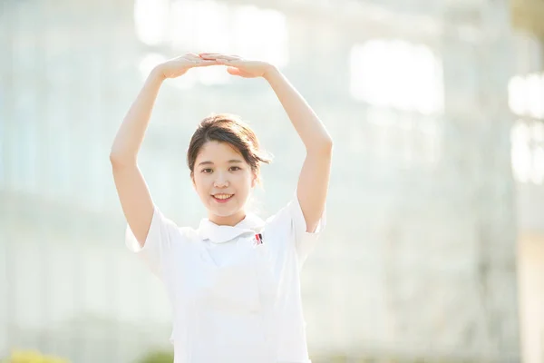 Asiatische Japanische Krankenschwester Mit Abgerundeten Händen Und Zeichen — Stockfoto